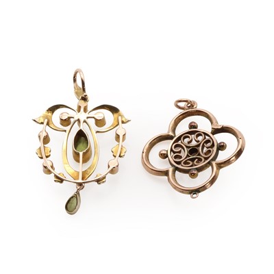 Lot 19 - An Edwardian gold peridot and seed pearl pendant