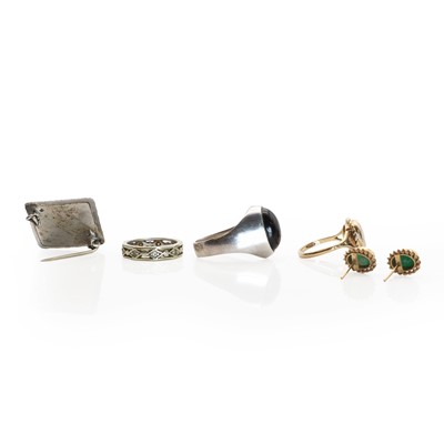 Lot 166 - A small group of gold and silver jewellery