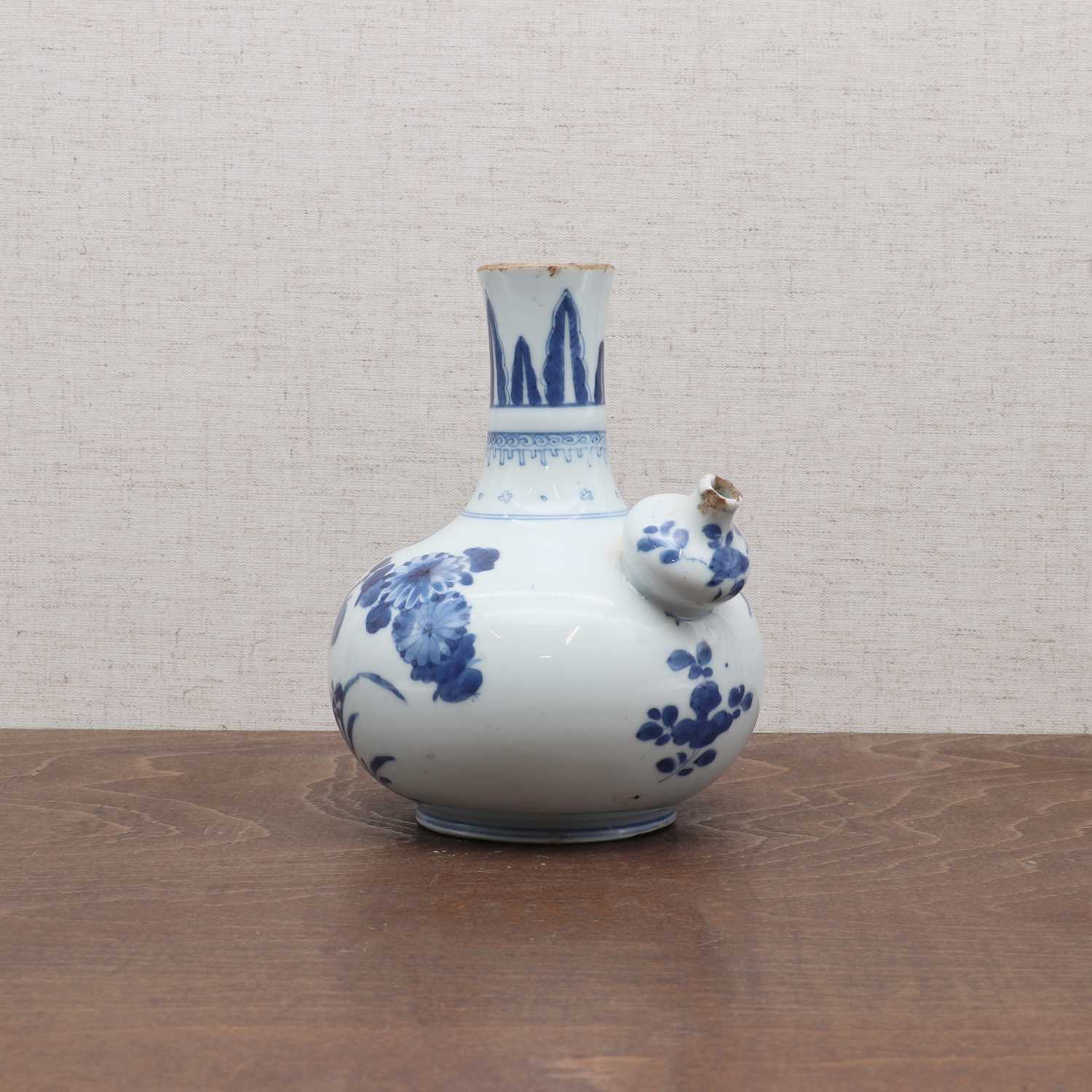 Lot 26 - A Chinese blue and white kendi vase