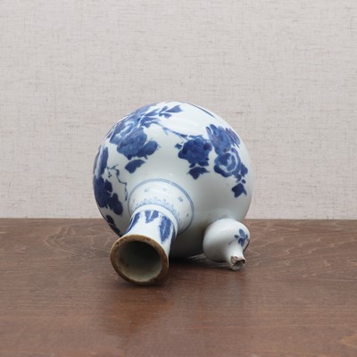 Lot 26 - A Chinese blue and white kendi vase