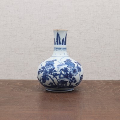 Lot 26 - A Chinese blue and white kendi vase