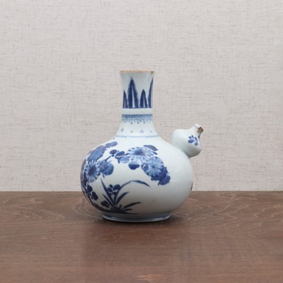 Lot 26 - A Chinese blue and white kendi vase