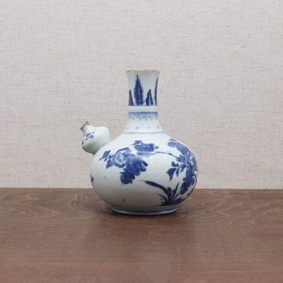 Lot 26 - A Chinese blue and white kendi vase