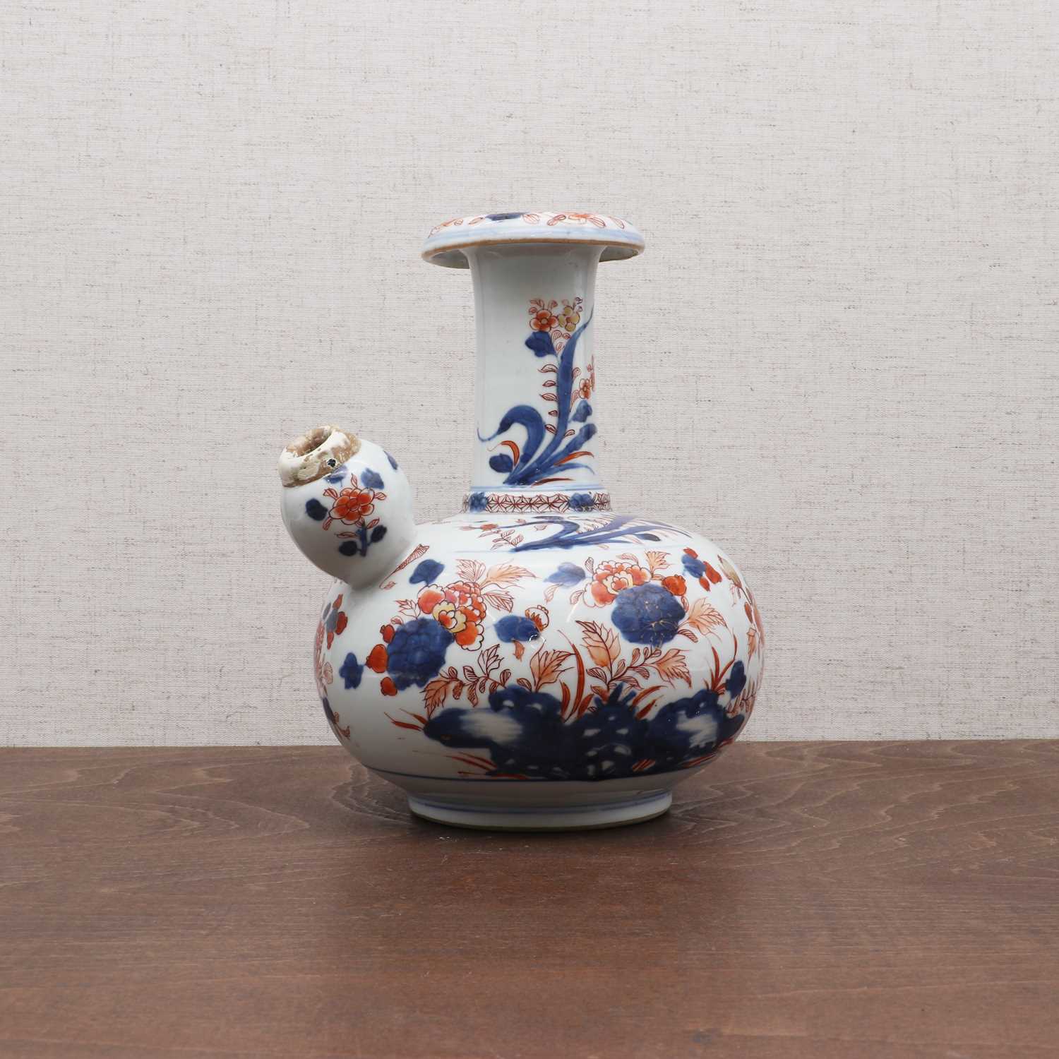 Lot 27 - A Chinese Imari kendi vase