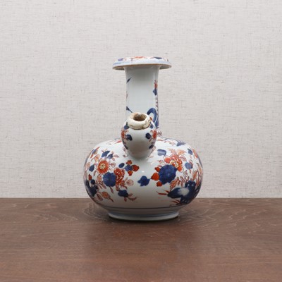 Lot 27 - A Chinese Imari kendi vase