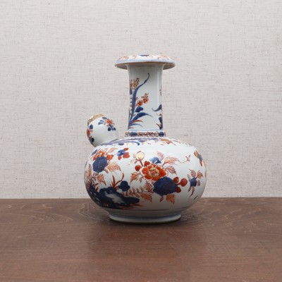 Lot 27 - A Chinese Imari kendi vase