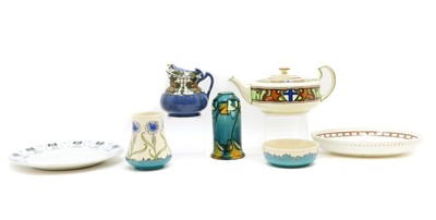 Lot 194 - A collection of pottery items