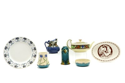 Lot 194 - A collection of pottery items