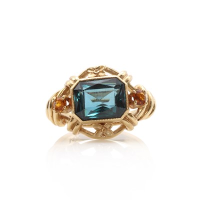 Lot 73 - A gold and synthetic blue spinel ring