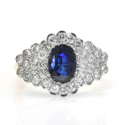 Lot 152 - A sapphire and diamond plaque ring