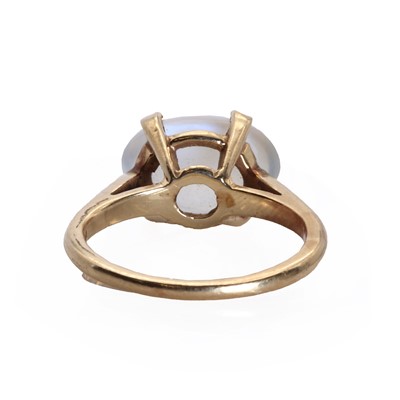Lot 86 - A gold single stone moonstone ring