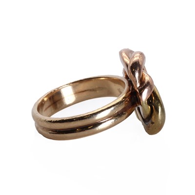 Lot 31 - A gold two colour knot ring