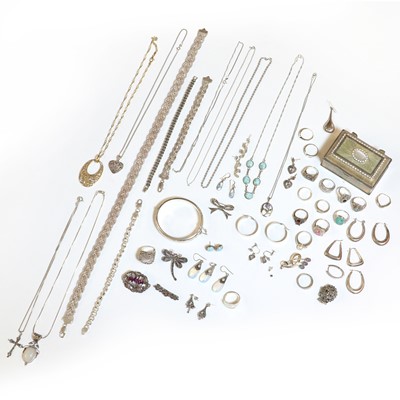 Lot 165 - A collection of silver jewellery