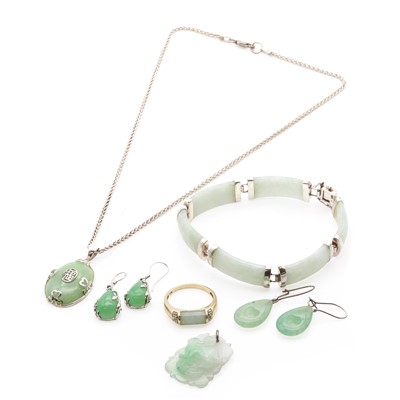 Lot 169 - A small collection of green hardstone jewellery