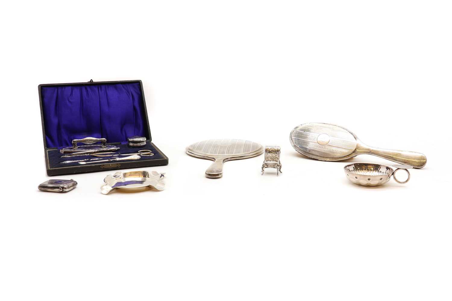 Lot 40 - A collection of silver items