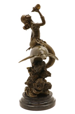 Lot 184 - A bronze figure