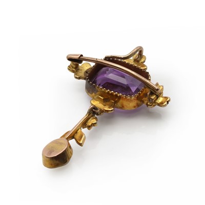 Lot 17 - An Edwardian gold amethyst and split pearl brooch/pendant