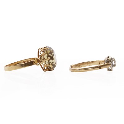 Lot 137 - Two 9ct gold rings