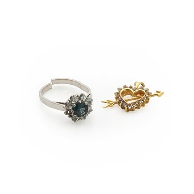 Lot 140 - A white gold sapphire and synthetic spinel cluster ring