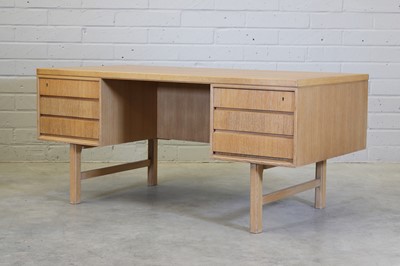 Lot 383 - A Danish 'Model 76' oak desk