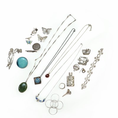 Lot 168 - A collection of silver jewellery