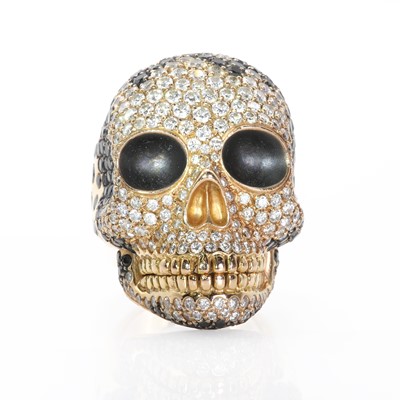 Lot 211 - A large diamond and black diamond skull ring