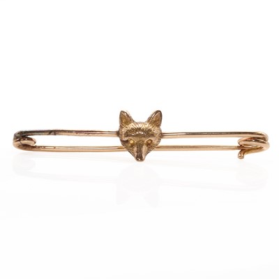 Lot 206 - A cased gold fox bar brooch