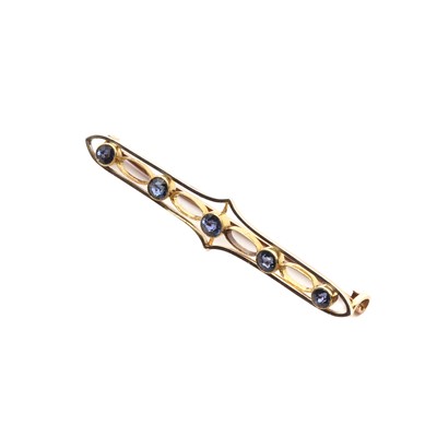 Lot 1032 - A gold sapphire bar brooch