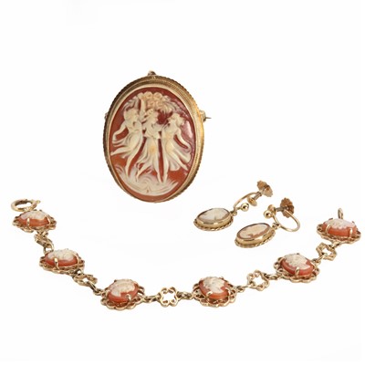 Lot 1203 - A gold shell cameo jewellery suite