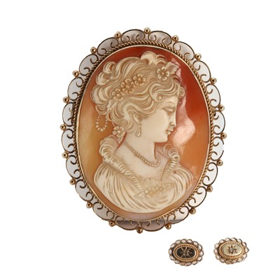 Lot 1204 - A large gold carved shell cameo brooch