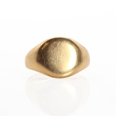 Lot 1372 - An 18ct gold signet ring