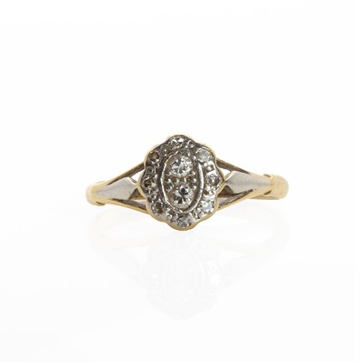 Lot 1085 - A gold and platinum diamond cluster ring