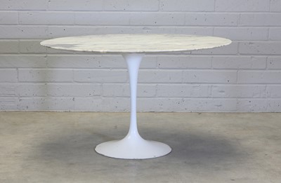 Lot 404 - A Knoll 'Tulip' dining table