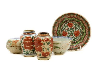 Lot 171 - A collection of Chinese wucai pottery