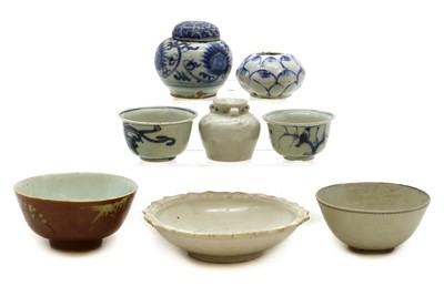 Lot 161 - A collection of Chinese pottery