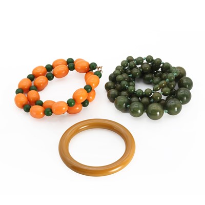Lot 221 - A small group of Bakelite jewellery