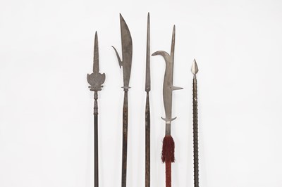 Lot 335 - A group of weapons and weaponry