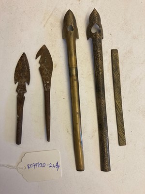 Lot 45 - A collection of Japanese blades