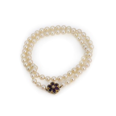 Lot 1216 - A single row uniform pearl necklace with an amethyst and seed pearl cluster style clasp