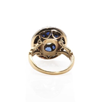 Lot 12 - An early 20th century diamond and sapphire target cluster ring