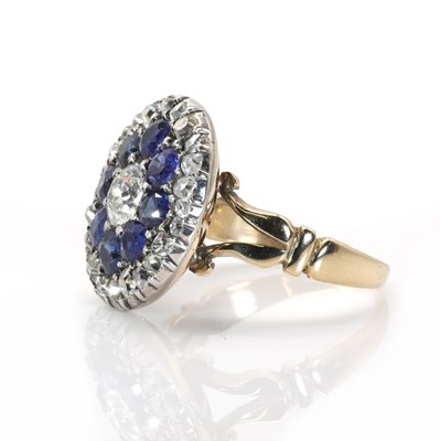 Lot 12 - An early 20th century diamond and sapphire target cluster ring