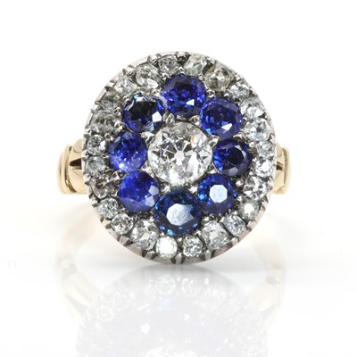 Lot 12 - An early 20th century diamond and sapphire target cluster ring