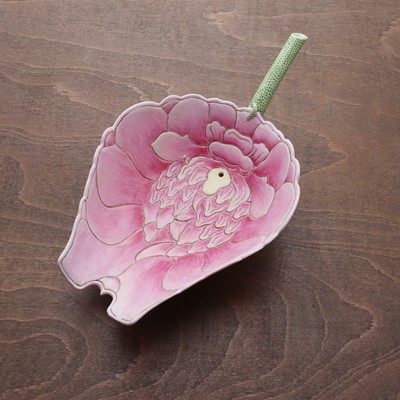 Lot 124 - A Chinese famille rose lotus cup
