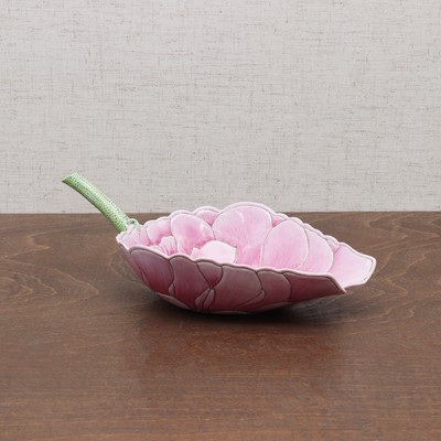 Lot 124 - A Chinese famille rose lotus cup