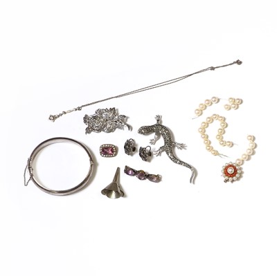 Lot 1315 - A small collection of gold, silver and costume jewellery