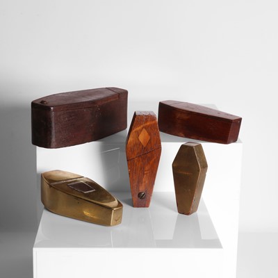 Lot 20 - A group of coffin-form snuffboxes