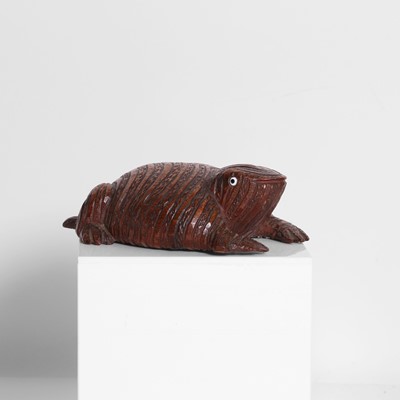 Lot 255 - A carved wooden snuffbox in the form of a toad