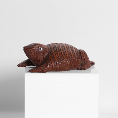 Lot 255 - A carved wooden snuffbox in the form of a toad