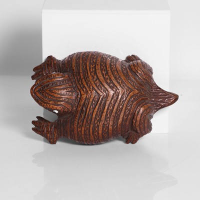 Lot 255 - A carved wooden snuffbox in the form of a toad