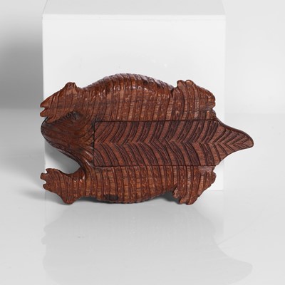 Lot 255 - A carved wooden snuffbox in the form of a toad